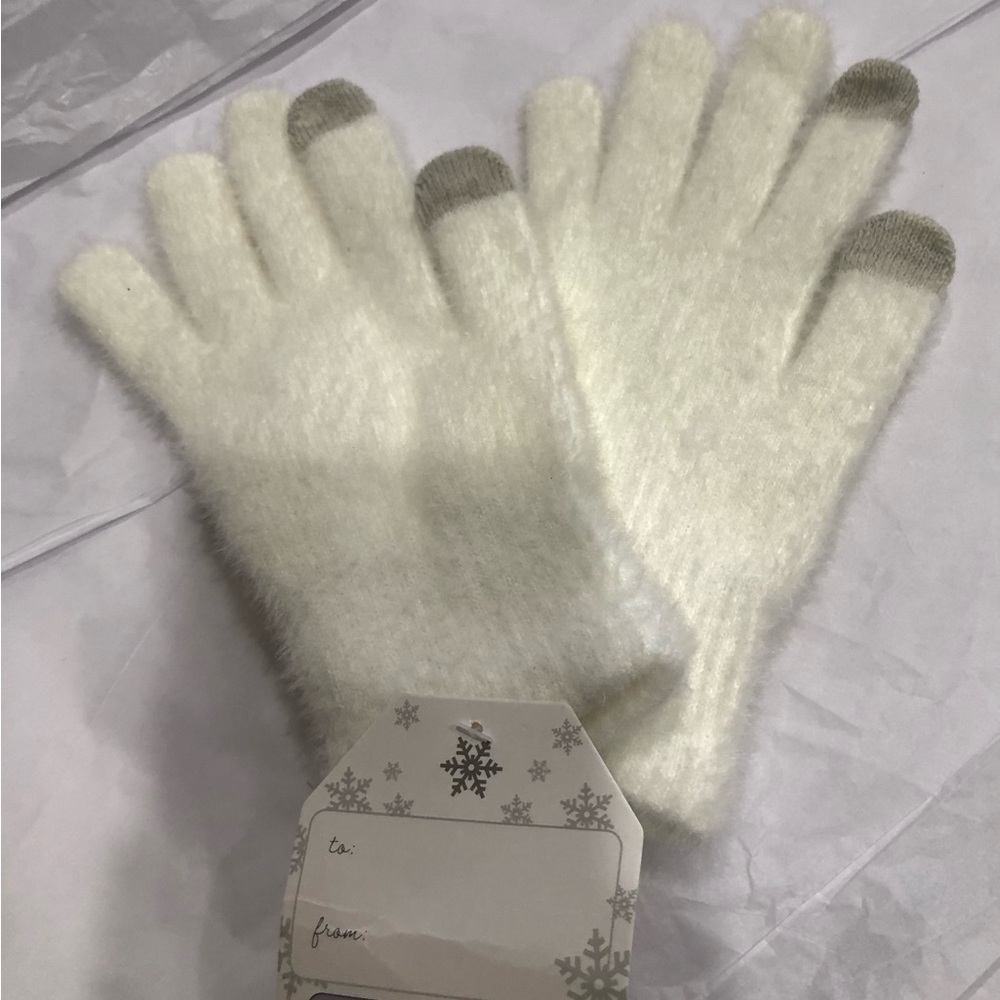 Womenโs fuzzy cream knit touchscreen friendly winter glovesโ new